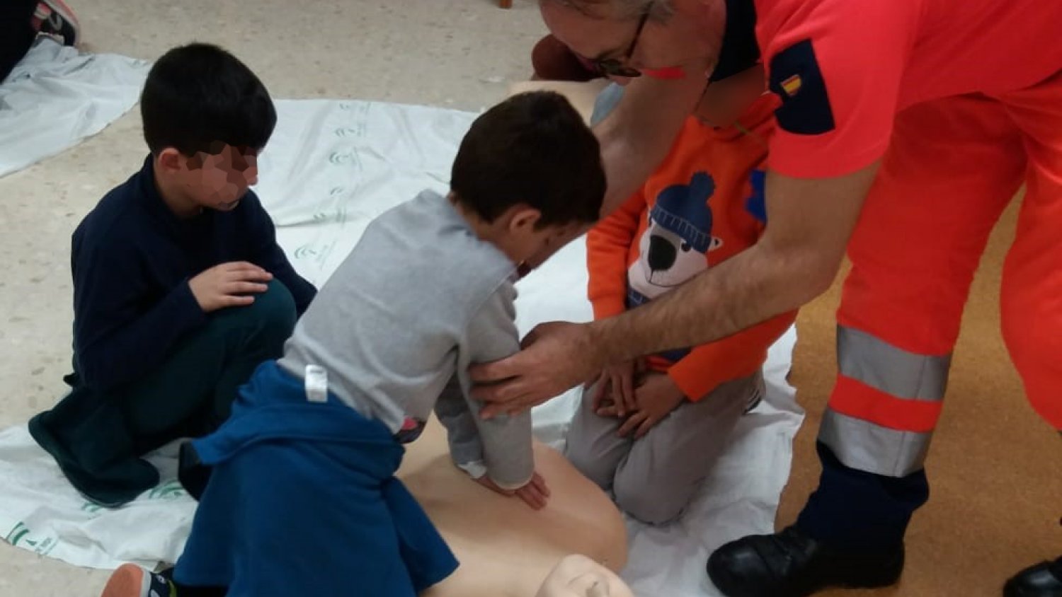 El 061 enseña primeros auxilios a 186 alumnos de primaria en Cártama