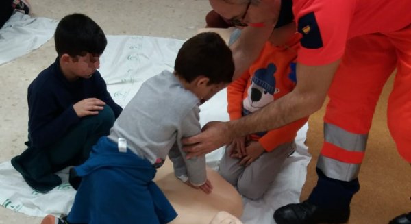 El 061 enseña primeros auxilios a 186 alumnos de primaria en Cártama