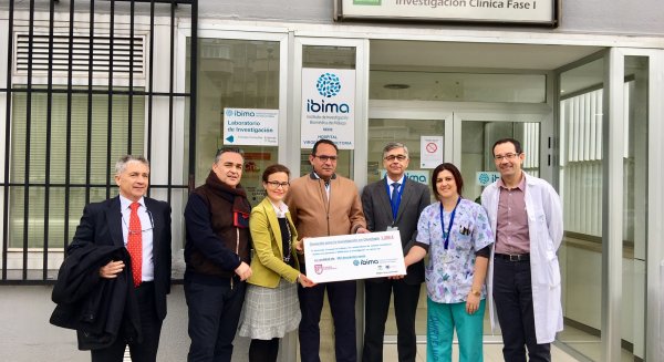 El IBIMA recibe una donación para colaborar en la investigación contra el cáncer
