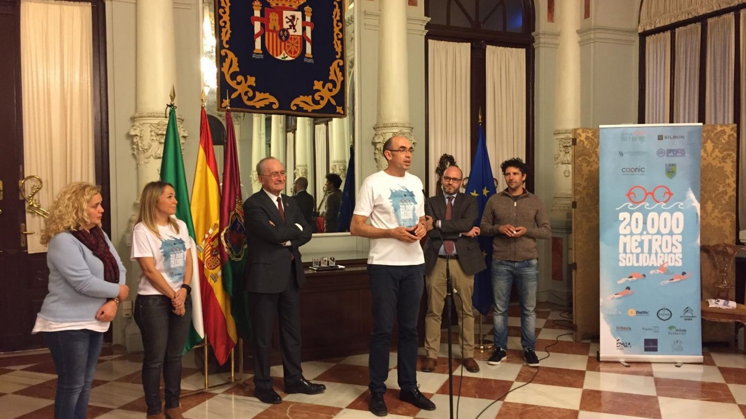 Escudo de la ciudad para los cuatro nadadores aficionados que cruzaron El Estrecho
