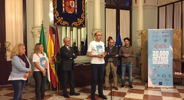 Escudo de la ciudad para los cuatro nadadores aficionados que cruzaron El Estrecho