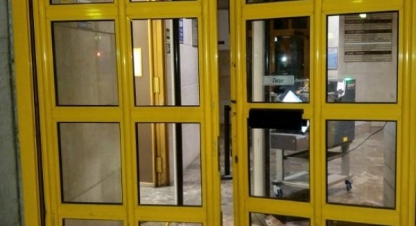 Un detenido tras estampar su coche contra la Comisaría de Policía de Málaga