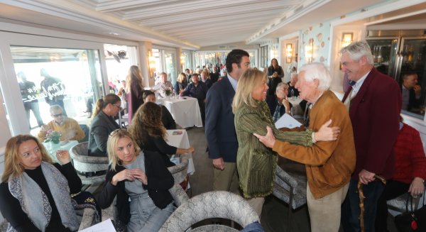 La alcaldesa de Marbella anima a los residentes extranjeros de Las Chapas a empadronarse