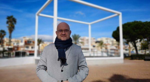 El teniente de alcalde de Torre del Mar visita las obras ya finalizadas del nuevo escenario al aire libre