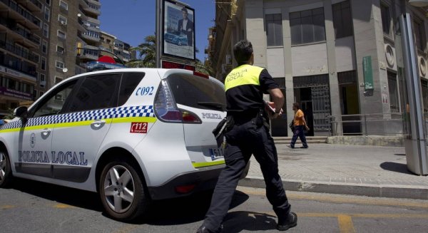 Policía Local detiene a un vecino que se abalanzó con un hacha hacia un hombre y una mujer