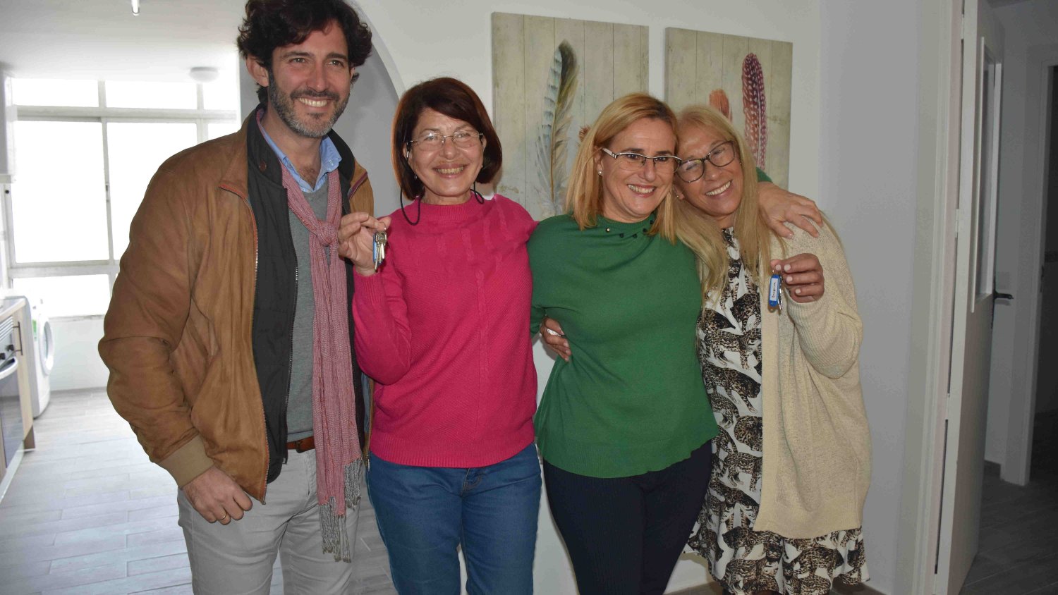 La alcaldesa entrega la primera vivienda de uso compartido a dos mayores con escasos recursos