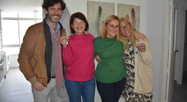 La alcaldesa entrega la primera vivienda de uso compartido a dos mayores con escasos recursos