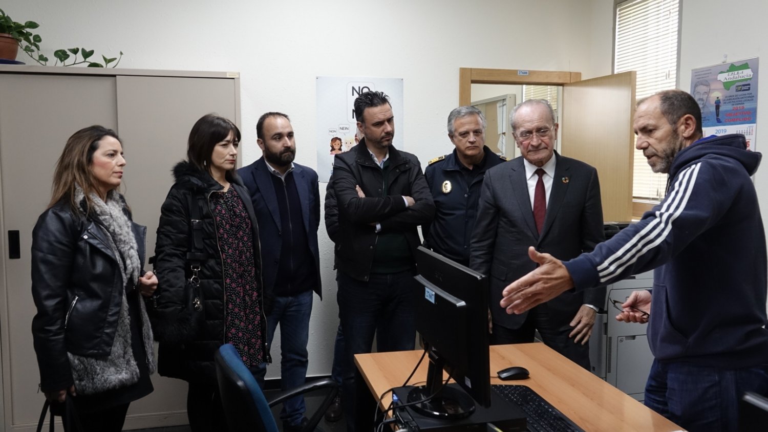 El alcalde de Málaga visita la jefatura de policía GIP
