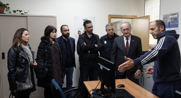 El alcalde de Málaga visita la jefatura de policía GIP