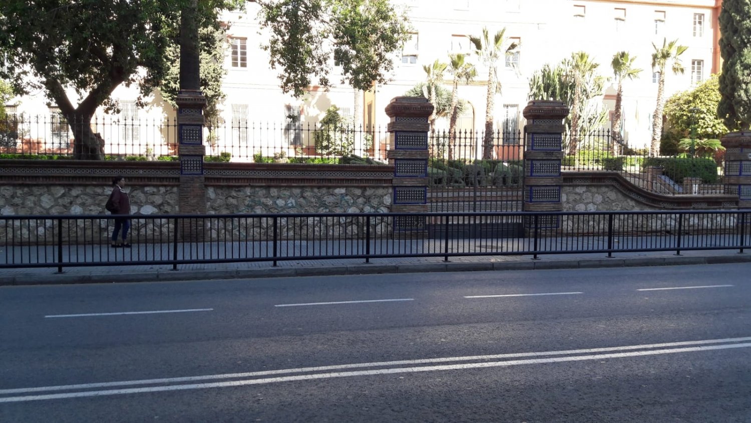 El distrito Málaga-este instala barandillas en 24 puntos de la avenida Juan Sebastián Elcano