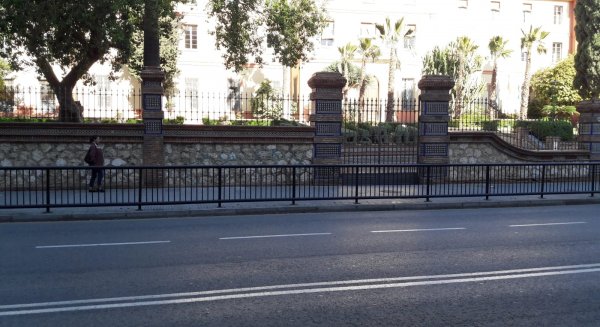 El distrito Málaga-este instala barandillas en 24 puntos de la avenida Juan Sebastián Elcano