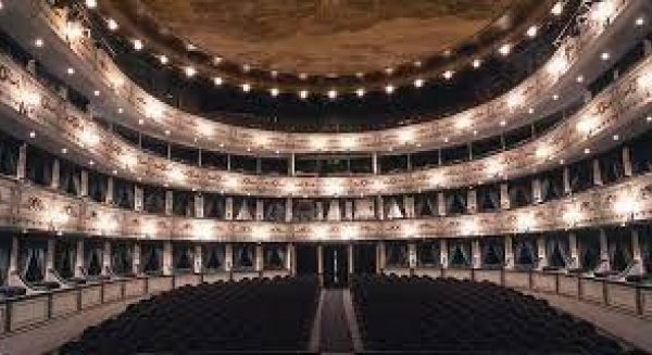 Revólver visita el Teatro Cervantes el 27 de mayo con su gira ‘Adictos a la euforia’