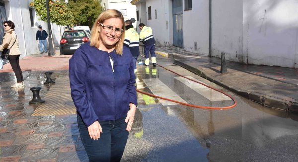 Fuengirola mejora el servicio de baldeo con la incorporación de un nuevo producto desengrasante