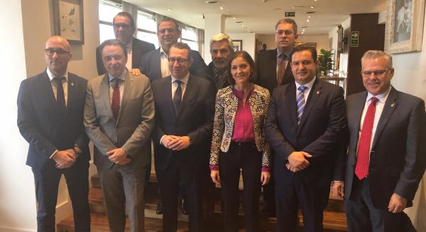 El alcalde de Torremolinos se reúne con la Ministra de Turismo junto con la AMT