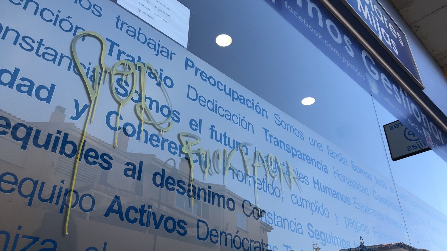La sede del PP de Mijas amanece con pintadas vandálicas ofensivas
