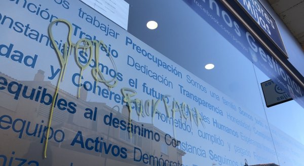 La sede del PP de Mijas amanece con pintadas vandálicas ofensivas