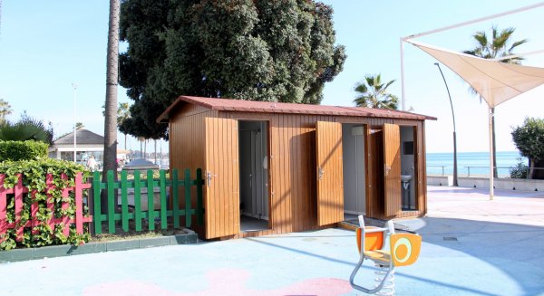 Estepona pone en funcionamiento unos aseos públicos gratuitos en el Paseo Marítimo