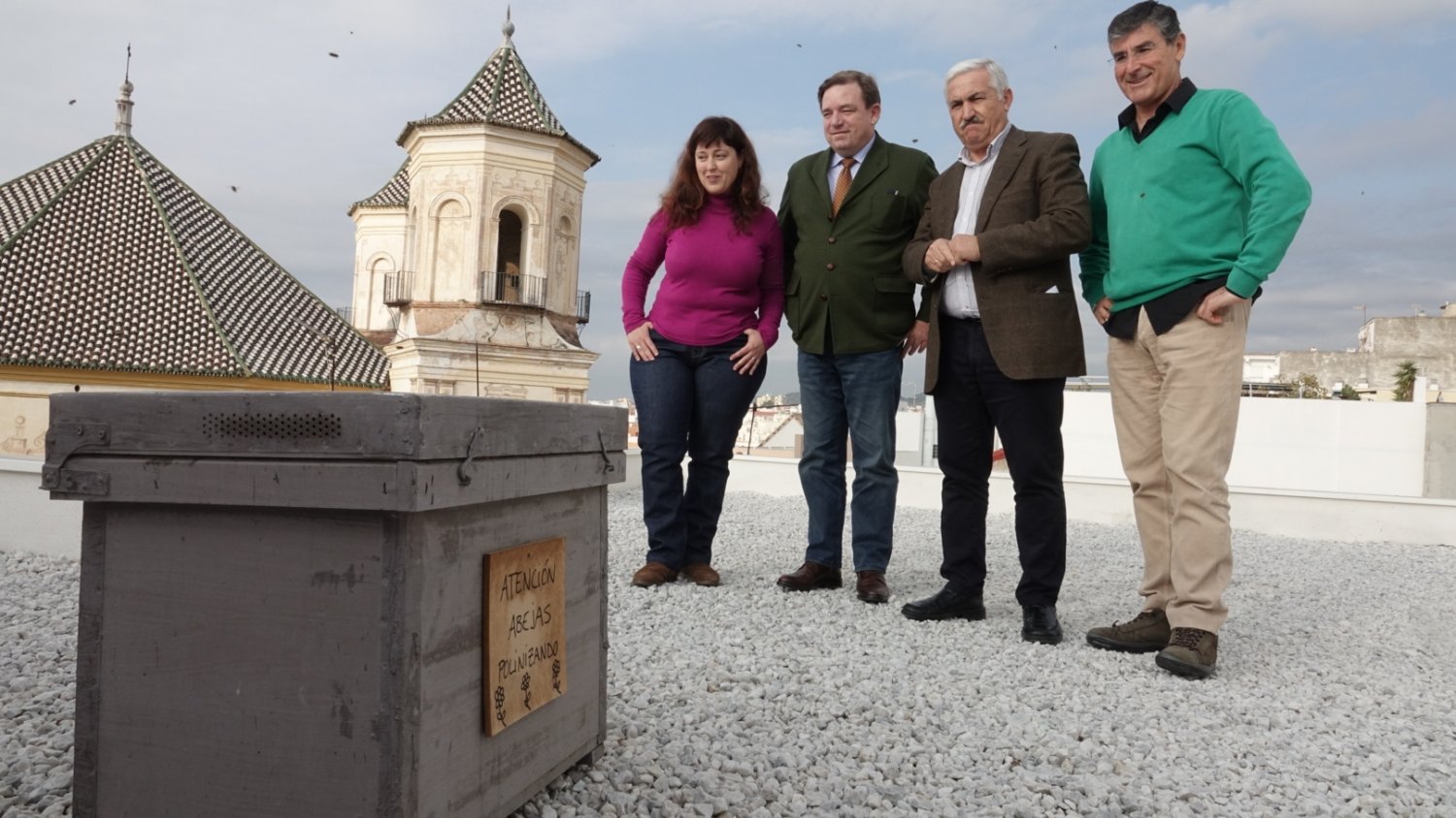 El Ayuntamiento pone en marcha en la calle Dos aceras la primera colmena urbana de polinización