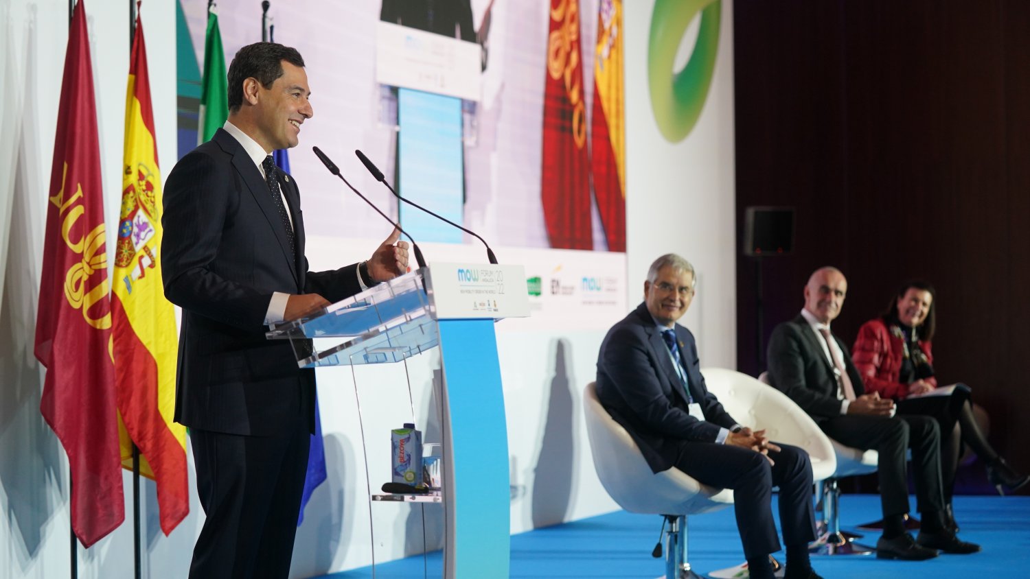 Juanma Moreno: “El presente son las renovables y las energías limpias”