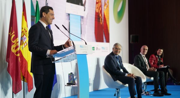 Juanma Moreno: “El presente son las renovables y las energías limpias”