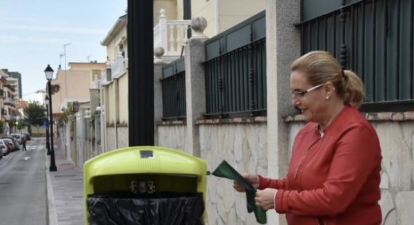 Fuengirola facilita a los vecinos la recogida de excrementos con la instalación de 200 nuevas papeleras especiales