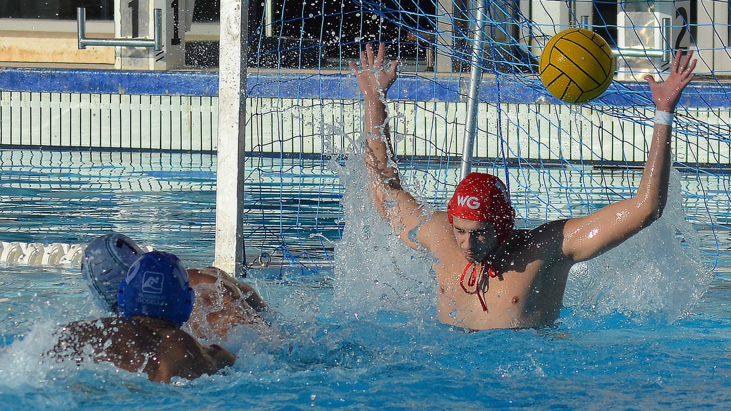 El Waterpolo Málaga juega contra uno de los equipos punteros de la categoría