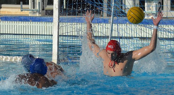 El Waterpolo Málaga juega contra uno de los equipos punteros de la categoría