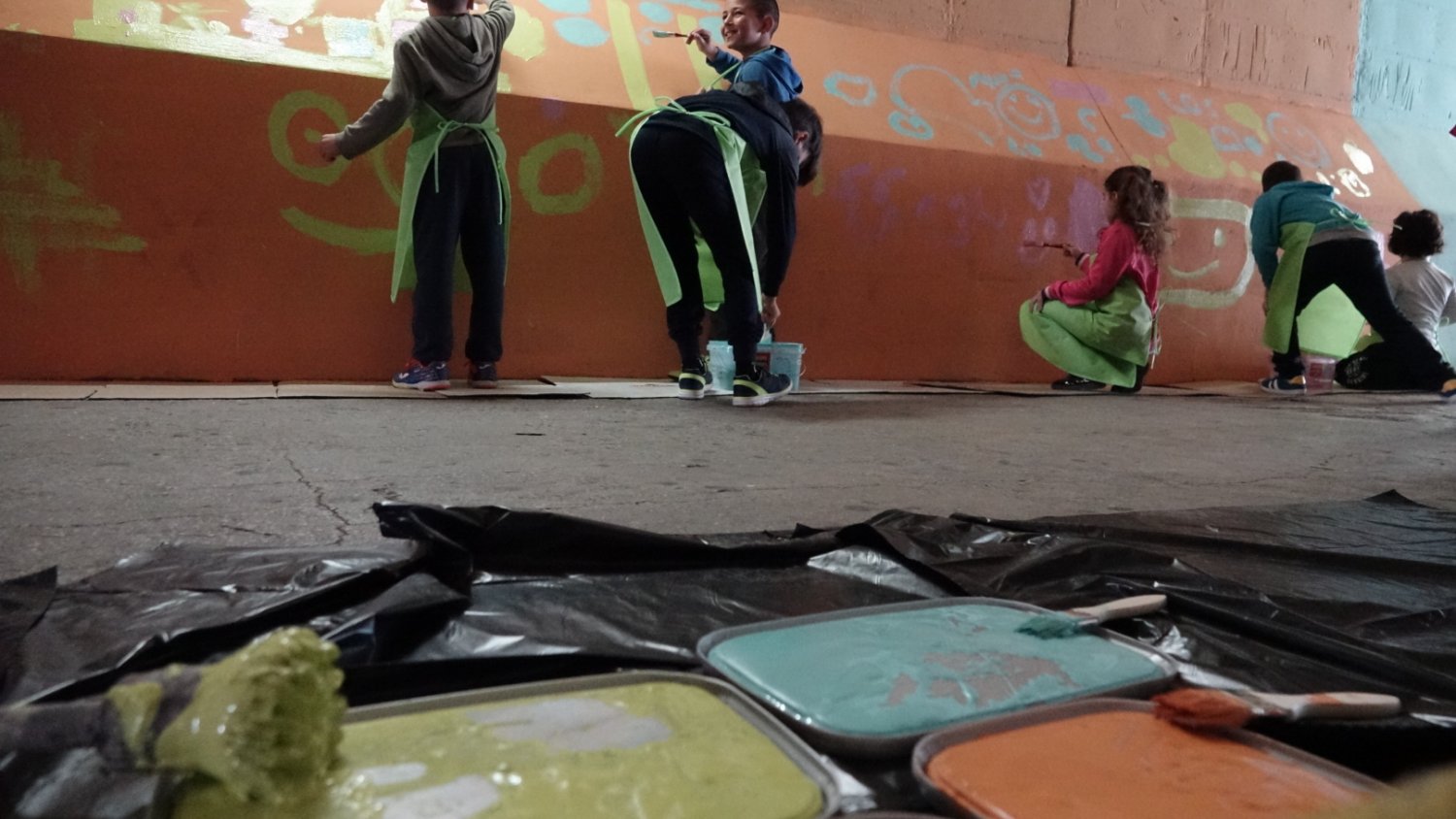 Escolares colaboran en el proyecto “Málaga más bella” y dan vida al túnel peatonal de Guadaljaire