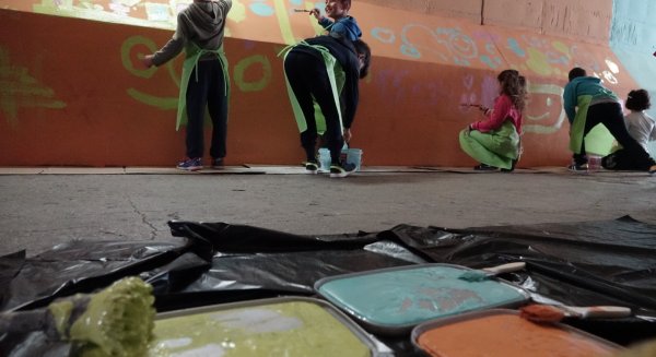 Escolares colaboran en el proyecto “Málaga más bella” y dan vida al túnel peatonal de Guadaljaire