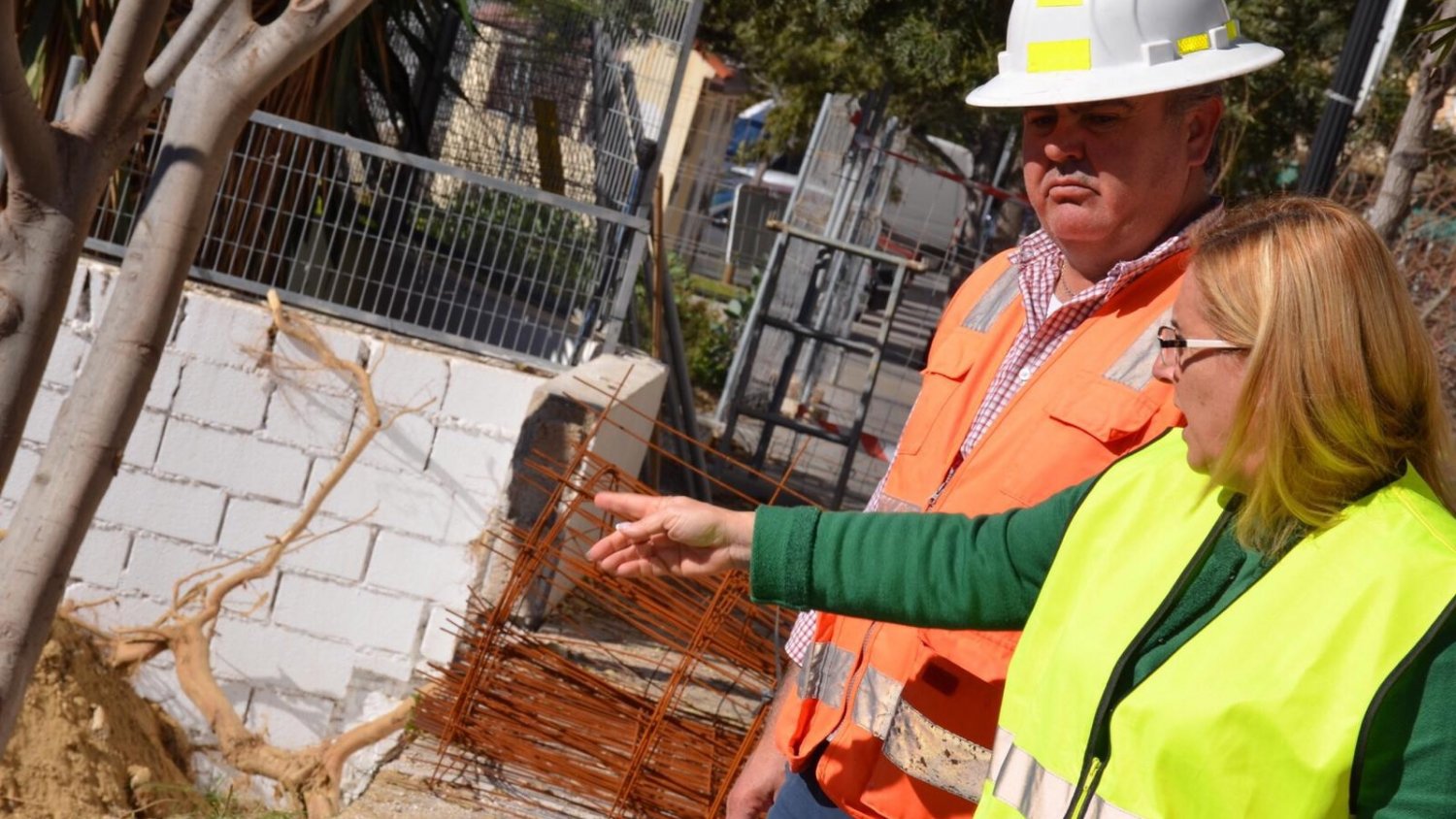 Fuengirola inicia los trabajos de arreglo del muro del colegio Andalucía de manera subsidiaria