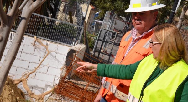 Fuengirola inicia los trabajos de arreglo del muro del colegio Andalucía de manera subsidiaria