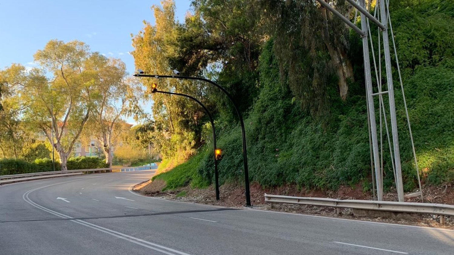 El Ayuntamiento instala un nuevo sistema para la gestión de vehículos pesados en la calle Almería