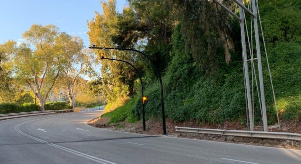 El Ayuntamiento instala un nuevo sistema para la gestión de vehículos pesados en la calle Almería