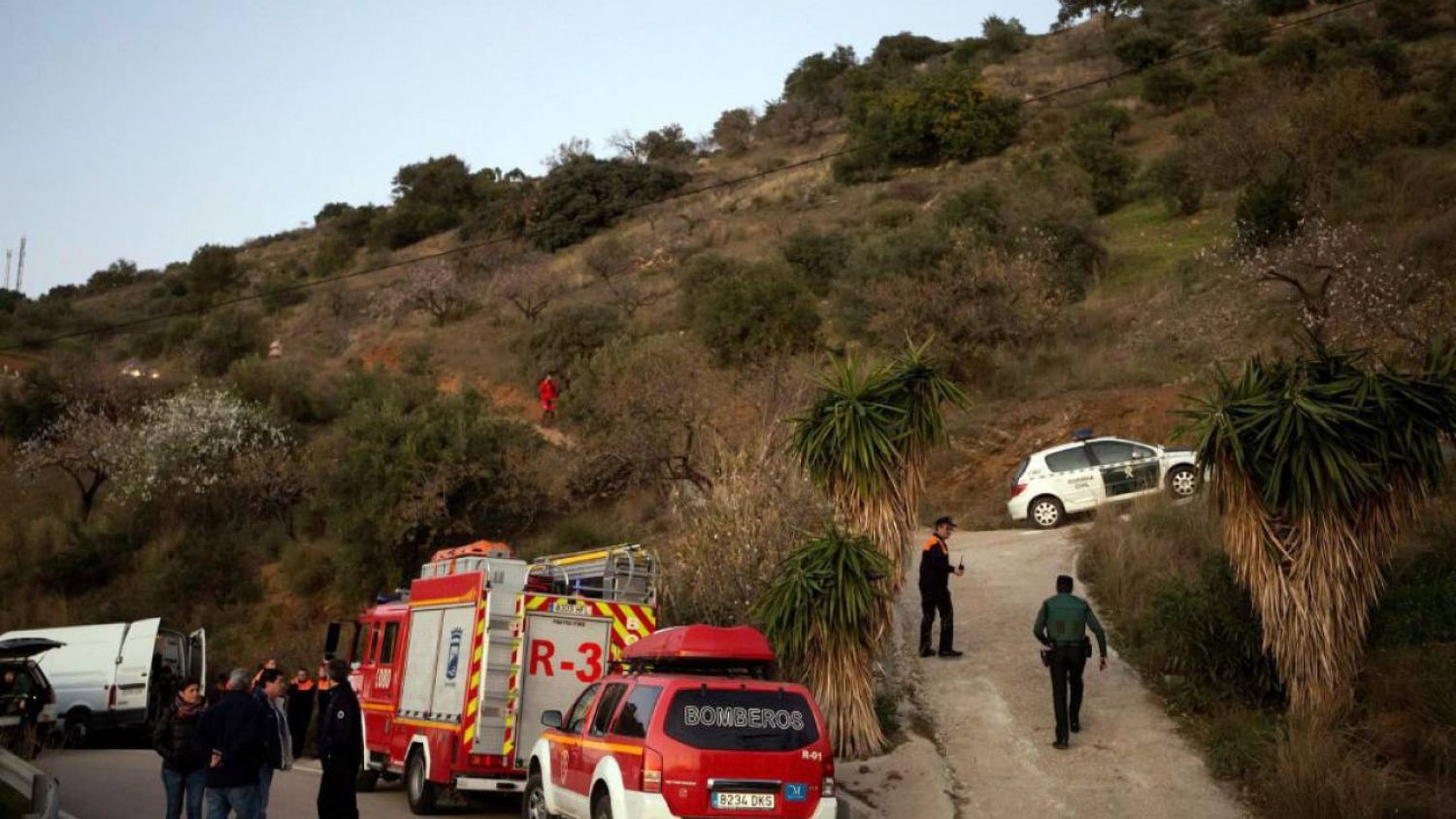 Hallan una bolsa de chucherías del niño que cayó a un pozo en Totalán