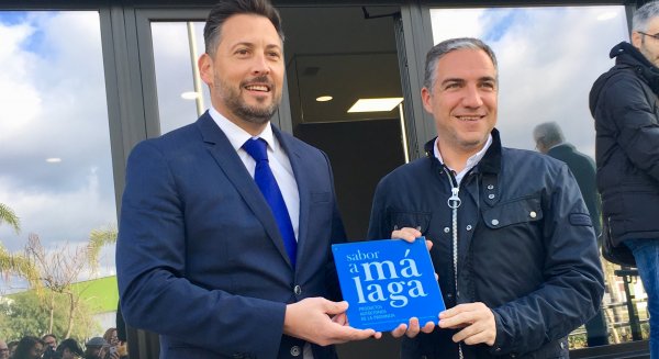 La empresa Sigfrido Fruit de Vélez-Málaga ya luce la placa 'Sabor a Málaga'