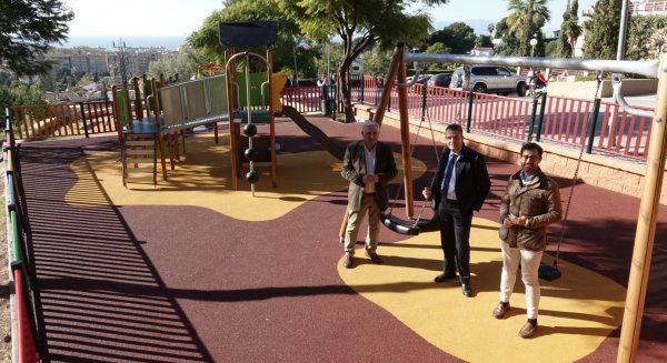 El Ayuntamiento construye un nuevo parque infantil en la barriada de Miraflores de El Palo