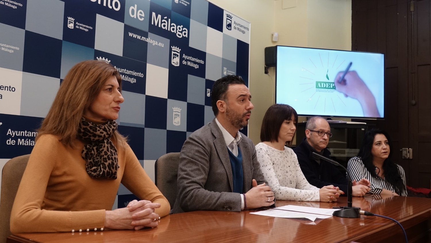 El Ayuntamiento presenta la campaña “¿Quién consume a quién?”