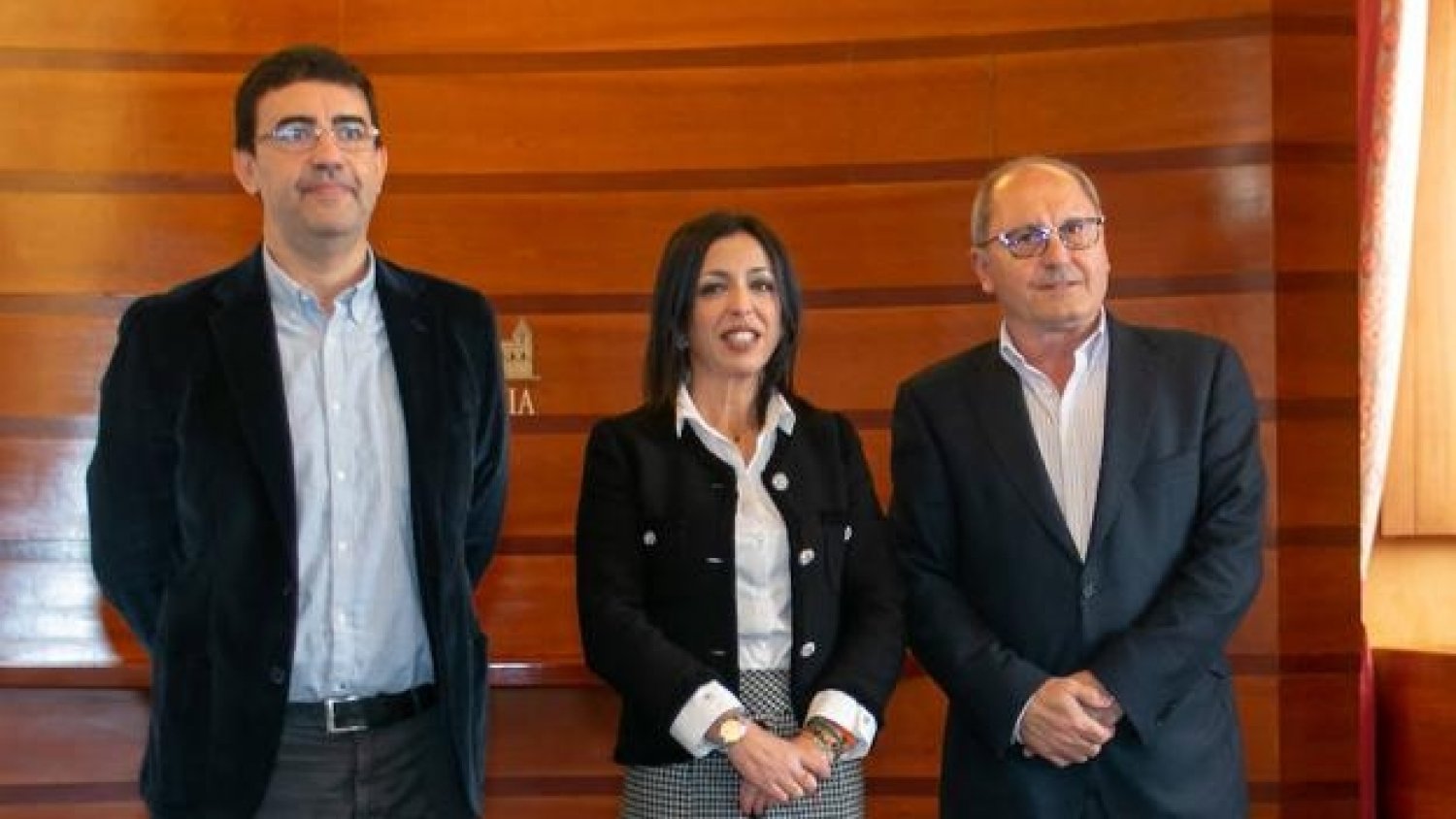 La presidenta del Parlamento inicia con el PSOE la ronda de consultas para la investidura de Moreno