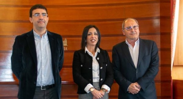 La presidenta del Parlamento inicia con el PSOE la ronda de consultas para la investidura de Moreno