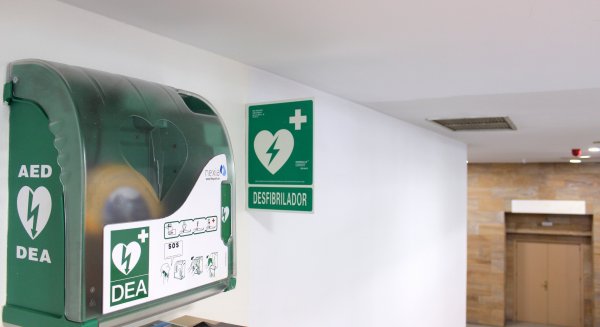 El uso de un desfibrilador municipal logra estabilizar y evitar la muerte de un ciudadano que  sufrió un infarto