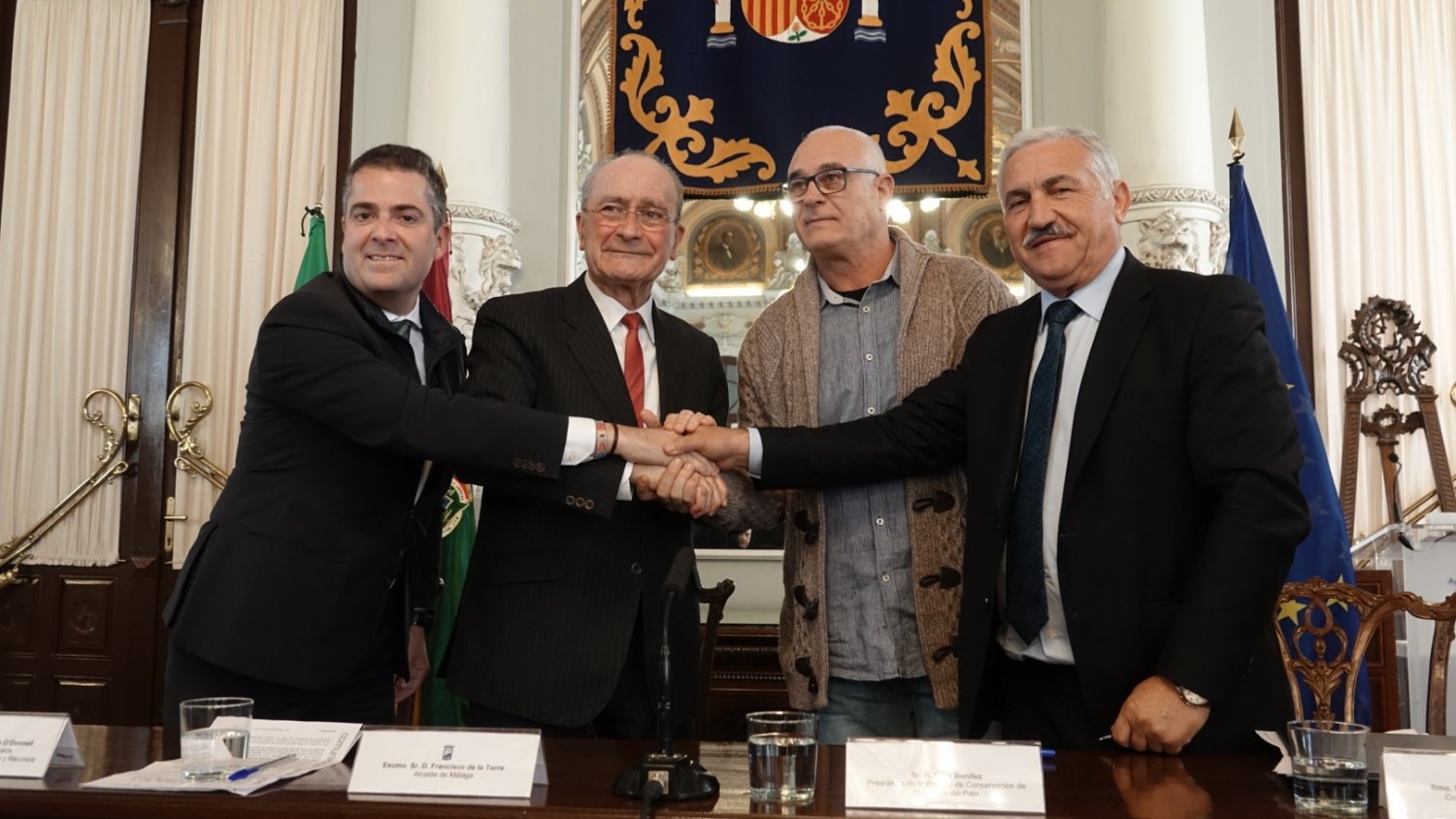 Firmado el convenio por el que el Ayuntamiento se hace cargo de la gestión del agua en Miraflores