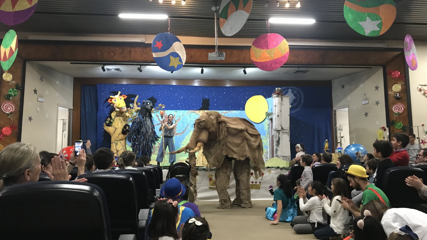 Los Reyes Magos reparten más de 300 regalos a los niños y niñas ingresados en el Hospital Materno Infantil