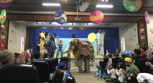 Los Reyes Magos reparten más de 300 regalos a los niños y niñas ingresados en el Hospital Materno Infantil