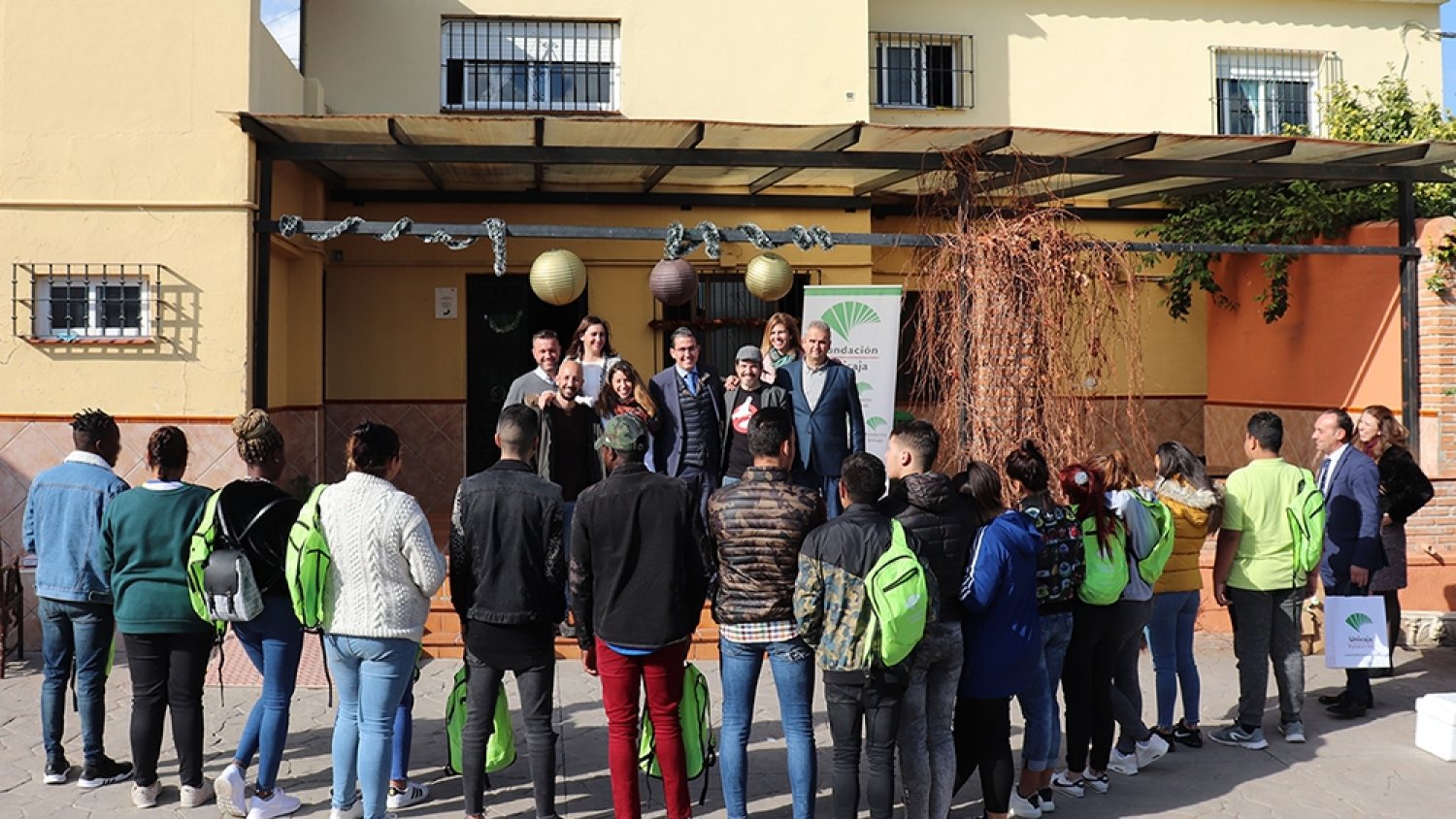 Fundación Unicaja y el chef Sergio Garrido reparten regalos de Navidad a los niños y jóvenes atendidos por la Asociación Mundo Infantil