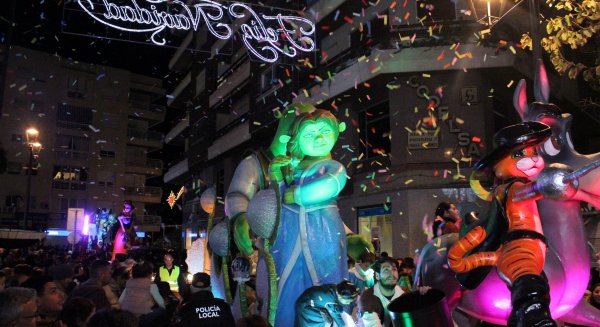 La cabalgata de Reyes Magos repartirá en Estepona 15.000 kilos de caramelos blandos y miles de juguetes