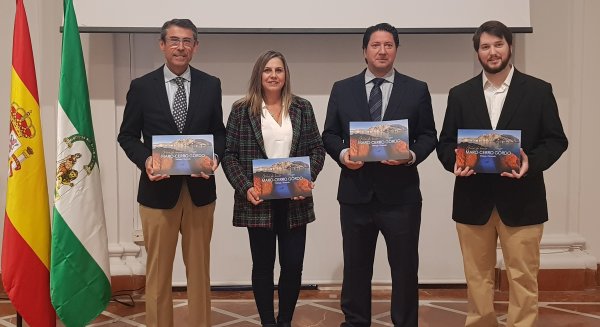 La Junta pone en valor el Paraje Natural de los acantilados Maro-Cerro Gordo con una guía de buceo