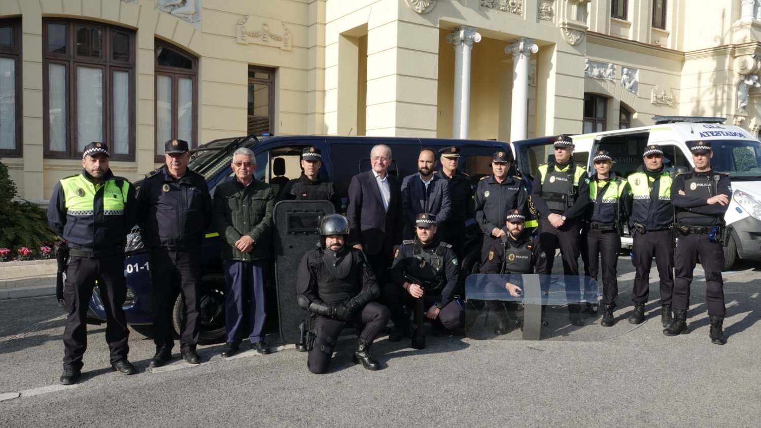 La policía local de málaga presenta un nuevo furgón policial