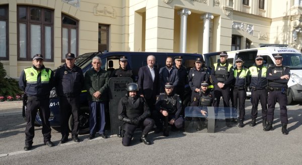 La policía local de málaga presenta un nuevo furgón policial