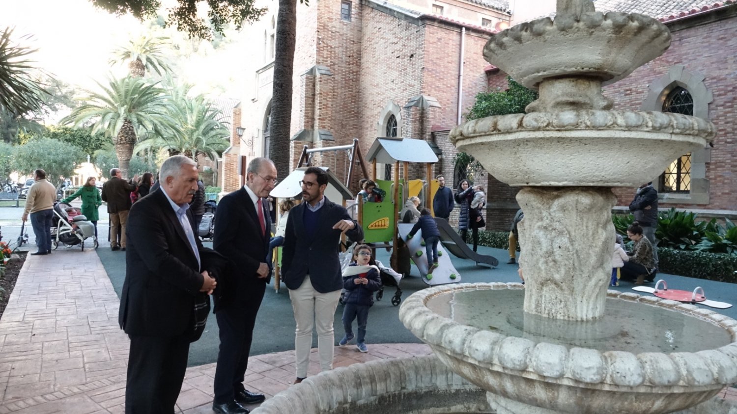 Los jardines del Hospital Noble, en el distrito centro, cuentan con un nuevo parque infantil