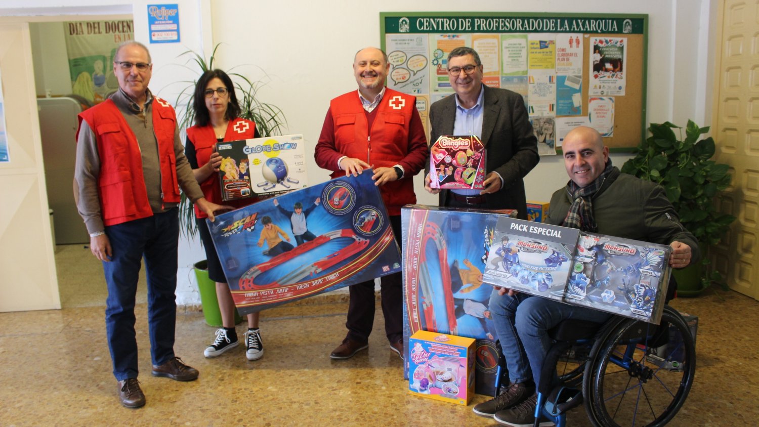 El Ayuntamiento de Vélez-Málaga participa un año más en la donación de juguetes para Cruz Roja